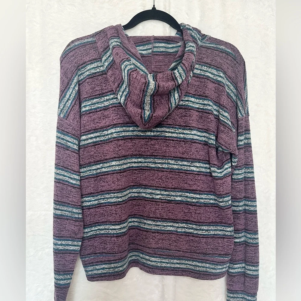 |Sold| 🌻4/$15🌻 •Baja style hoodie• - Picture 2 of 4